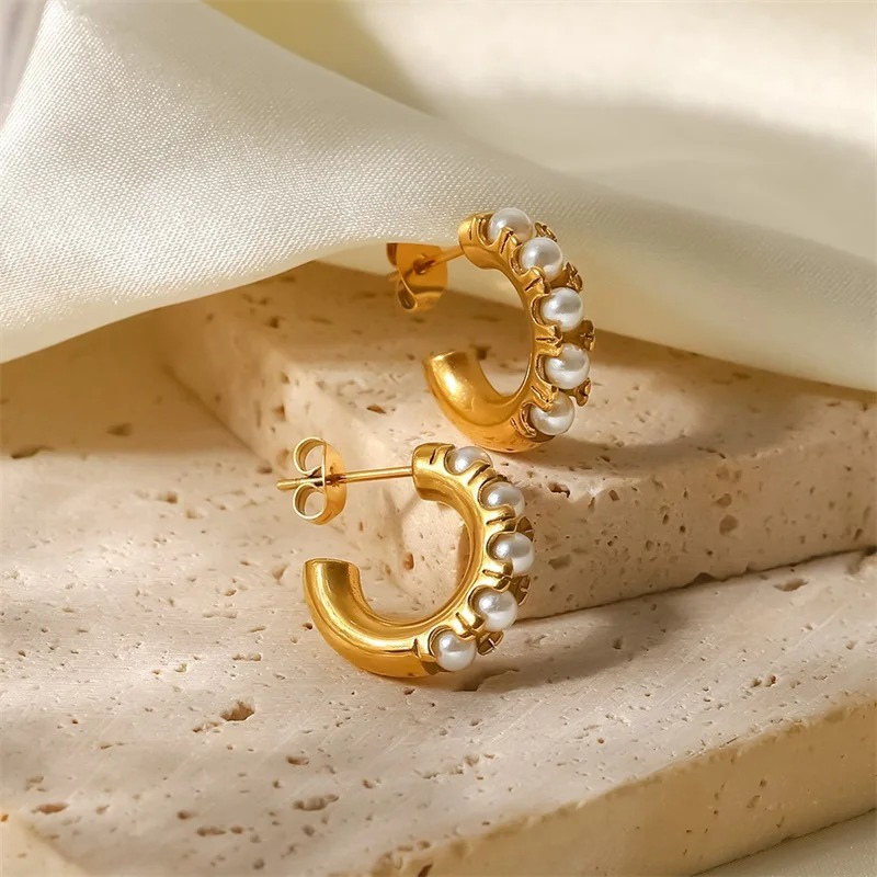 Boucles d'Oreilles Stud en Forme de C avec Perles Plaquées Or Élégantes