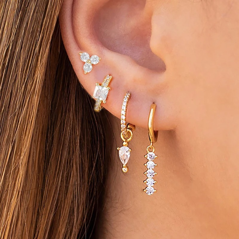 Set de Boucles d’Oreilles Carrées Dorées avec Zircone