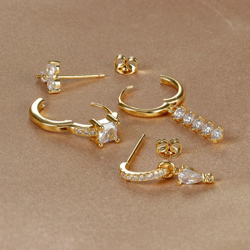 Set de Boucles d’Oreilles Carrées Dorées avec Zircone