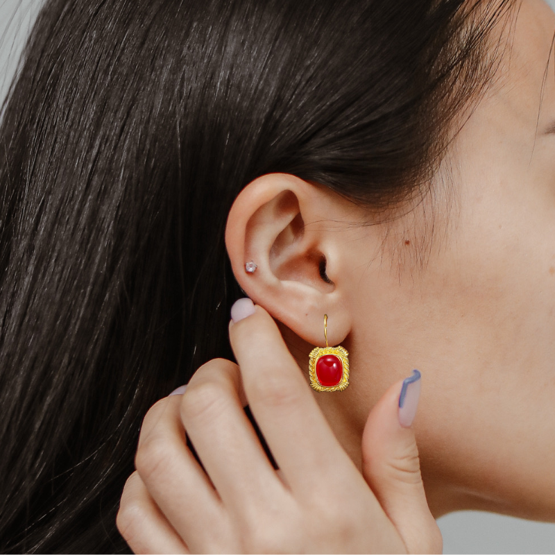 Boucles d'oreilles vintage dorées avec pierre précieuse rouge plaqué or