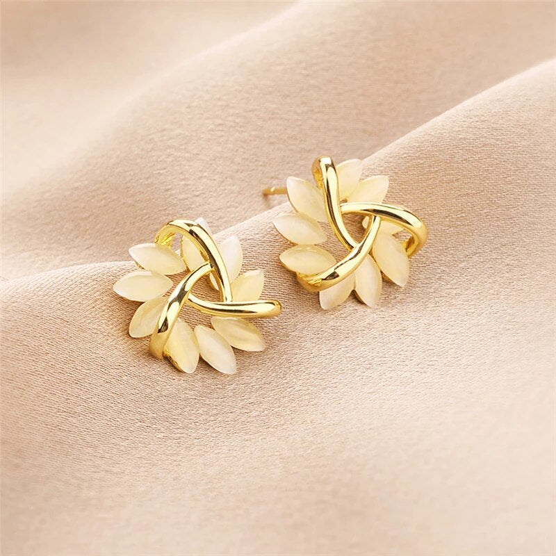 Boucles d’oreilles pétales or opales blanches – Lila