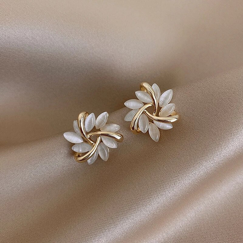 Boucles d’oreilles pétales or opales blanches – Lila