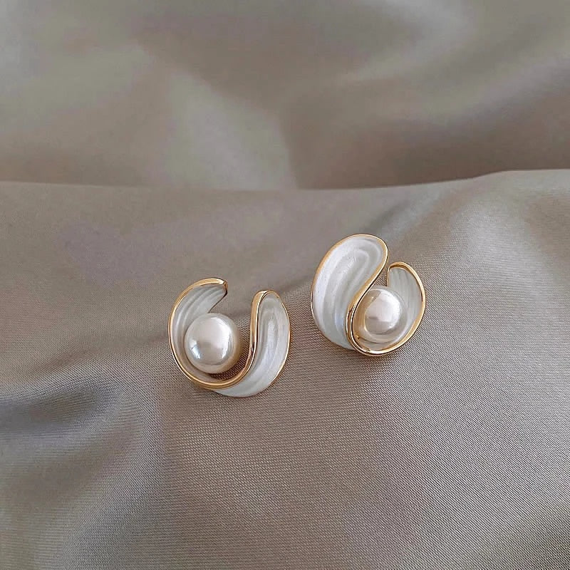 Clous d’oreilles courbés or nacre perles – Lila