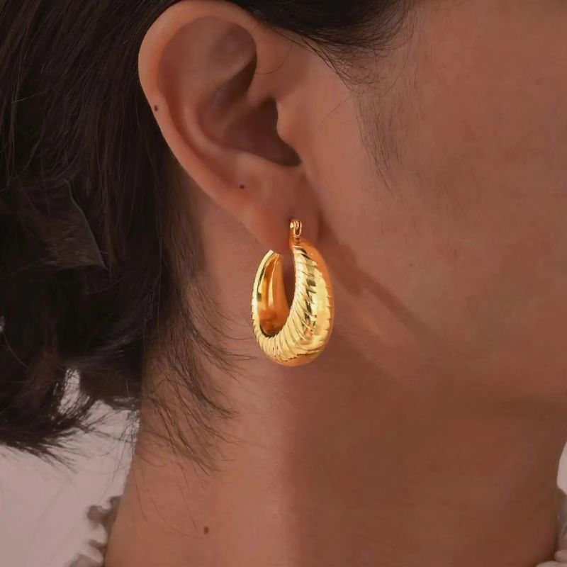 Créoles dorées texturées au style vintage