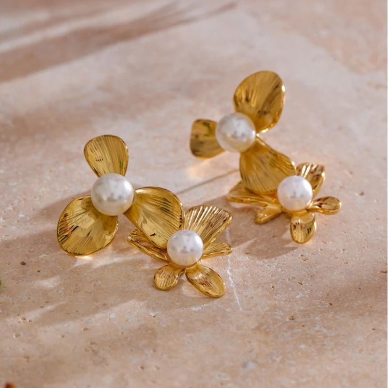 Boucles d'oreilles fleurs dorées avec perles