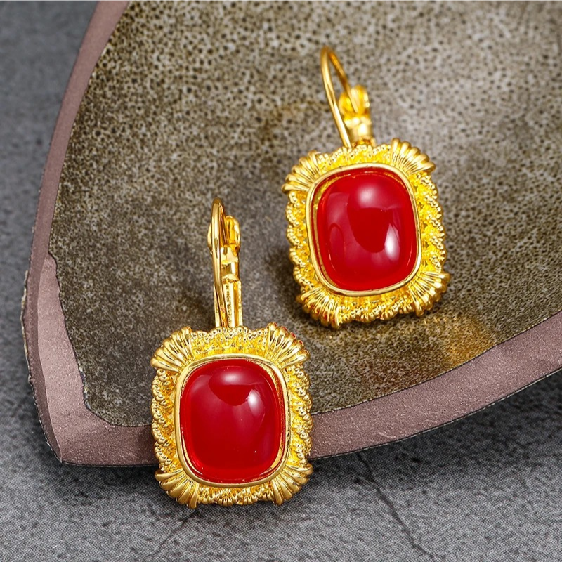 Boucles d'oreilles vintage dorées avec pierre précieuse rouge plaqué or