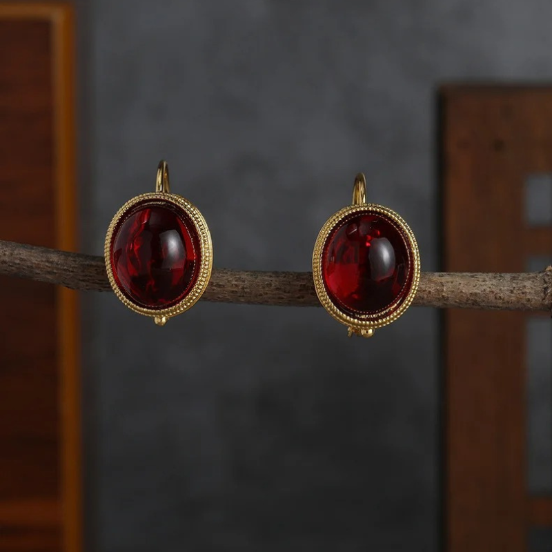 Boucles d'oreilles à clip en plaqué or avec pierres rouges