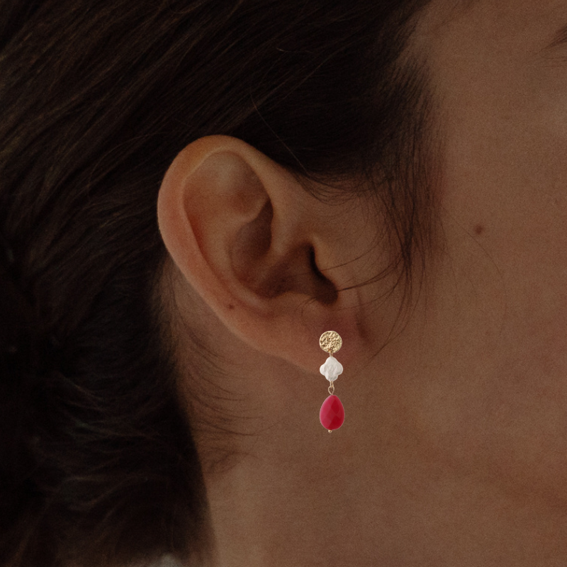 Boucles d'oreilles gouttes perles et pierres plaqué or