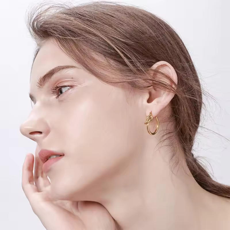 Boucles d'oreilles créoles nœud plaqué or