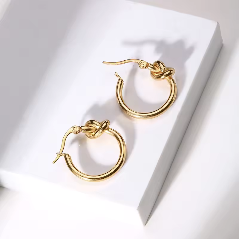 Boucles d'oreilles créoles nœud plaqué or