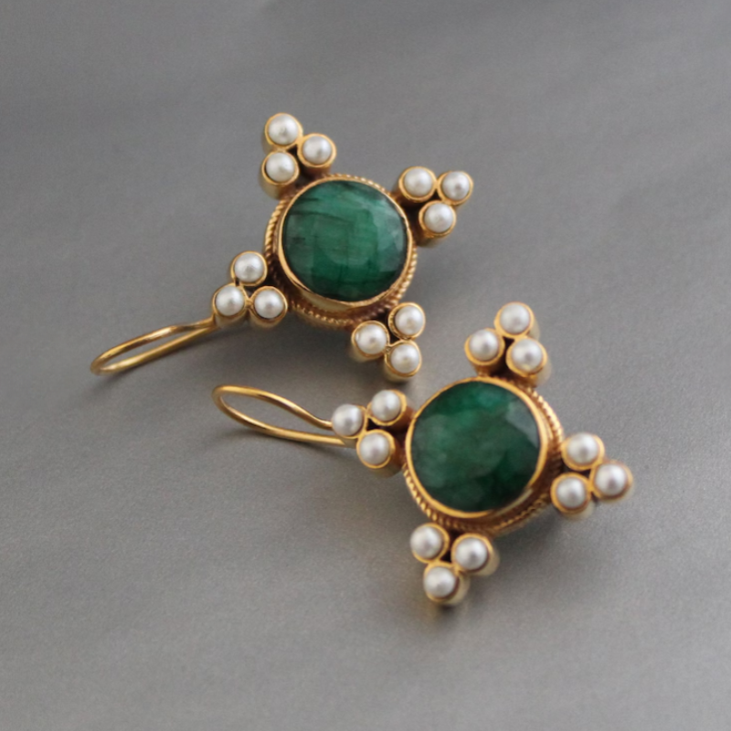 Boucles d'oreilles gouttes vintage avec perles et pierre verte plaqué or
