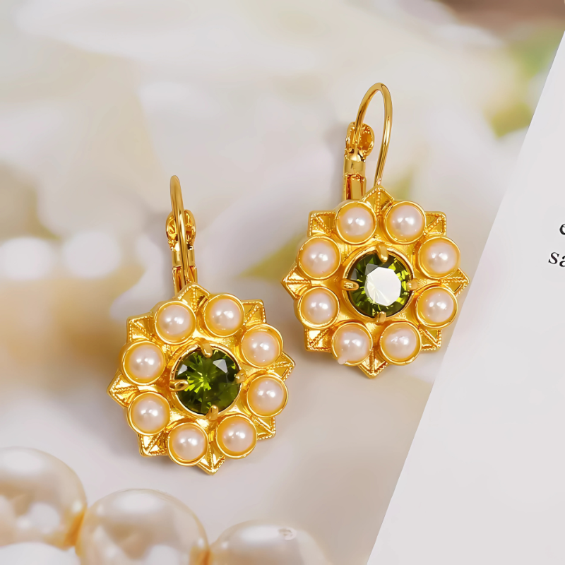 Boucles d'oreilles fleurs dorées avec perles et pierre verte plaqué or