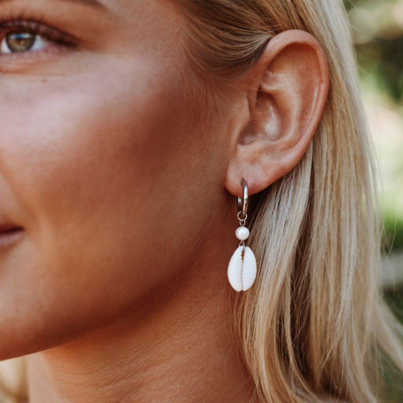 Boucles d'Oreilles en Hoops avec Coquillage et Perle d'Eau Douce