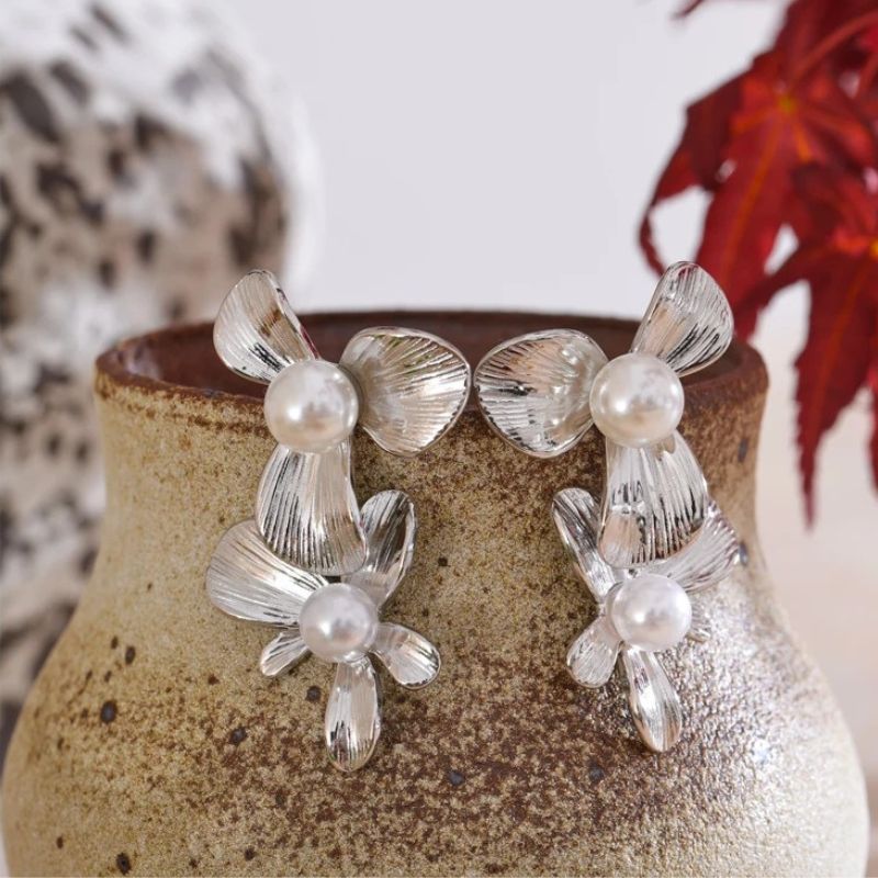 Boucles d'oreilles fleurs dorées avec perles