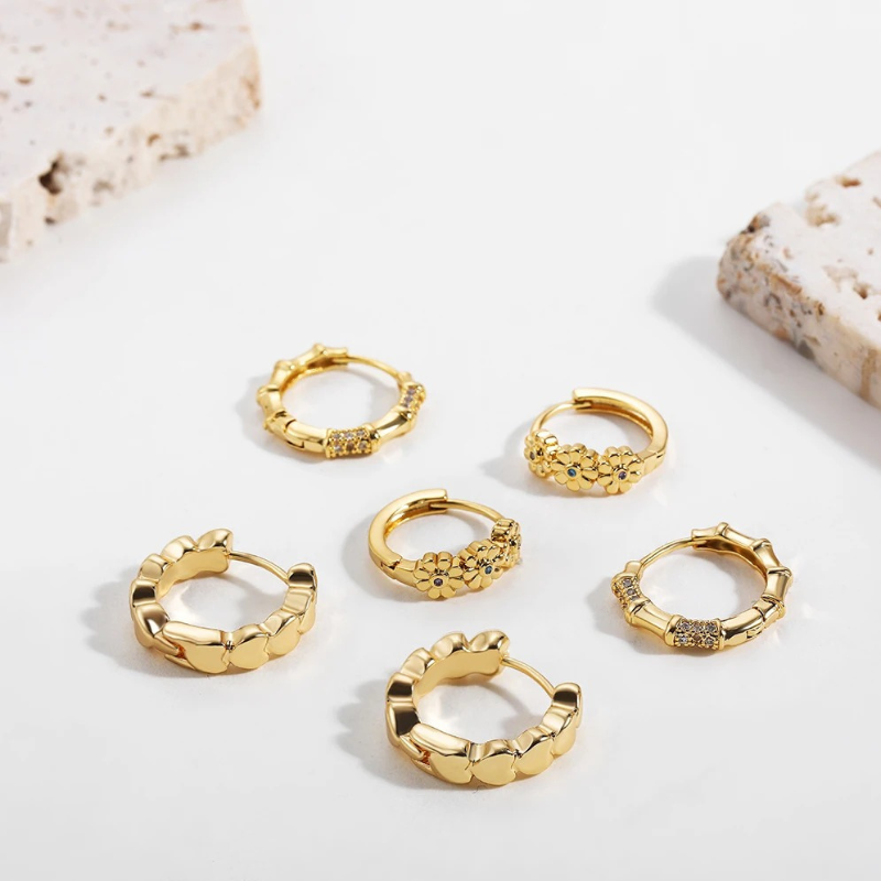 Boucles d'oreilles créoles élégantes avec zircon