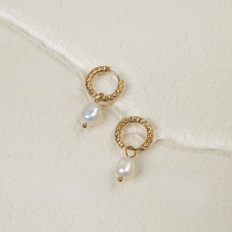 Boucles d'Oreilles Huggie en Hoops avec Perles Plaquées Or
