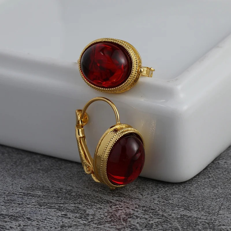 Boucles d'oreilles à clip en plaqué or avec pierres rouges