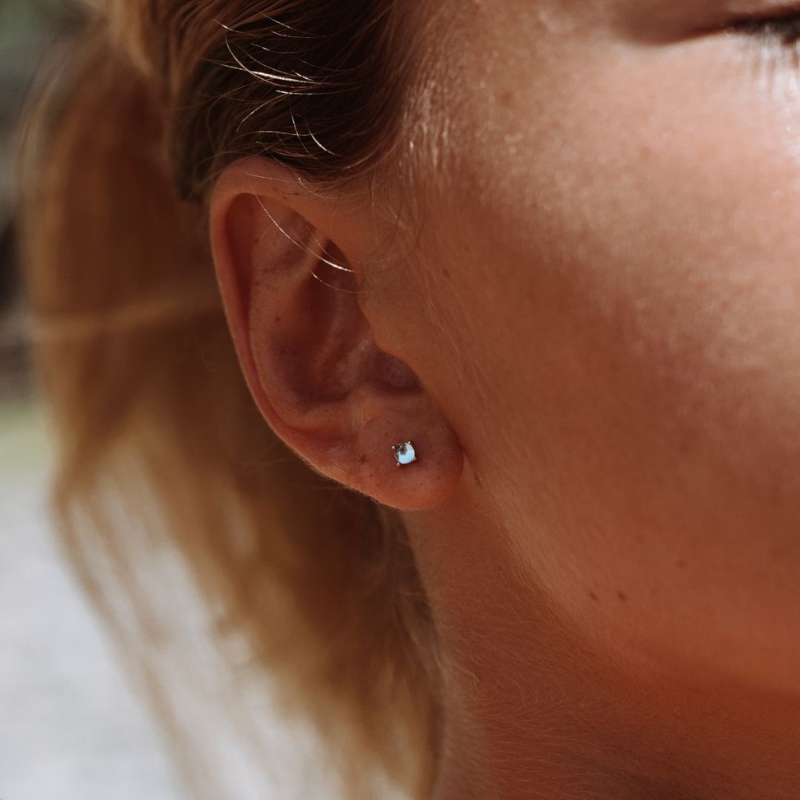 Boucles d'Oreilles Mini Stud en Pierre de Lune Élégantes