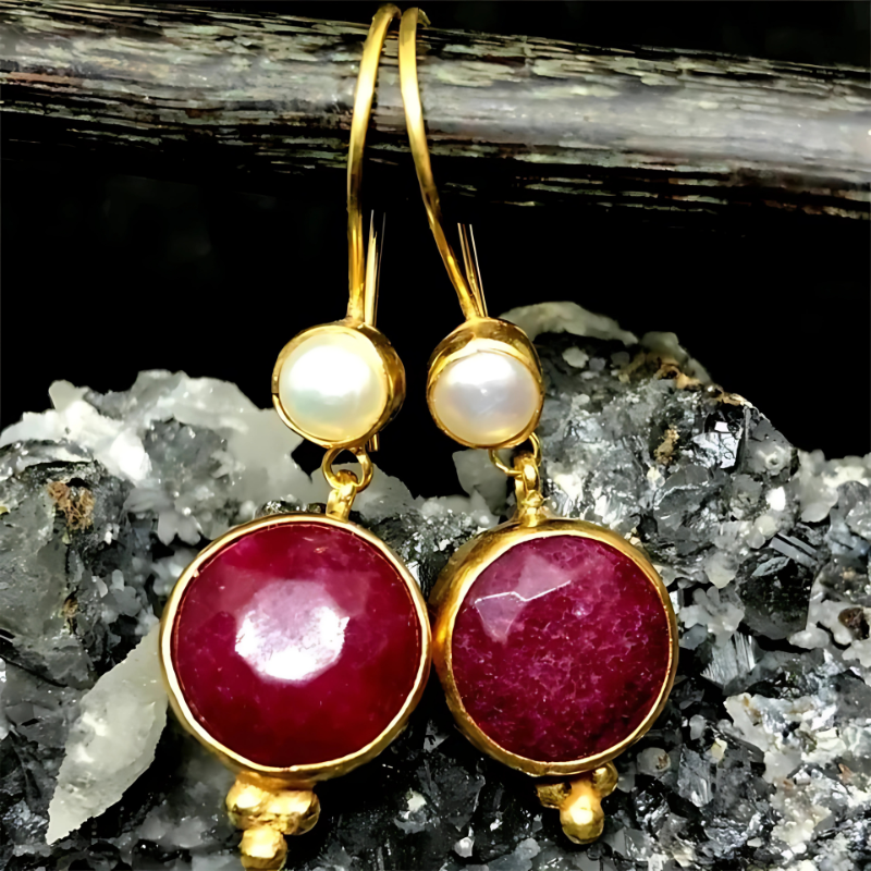 Boucles d'oreilles pendantes avec pierre rouge plaqué or