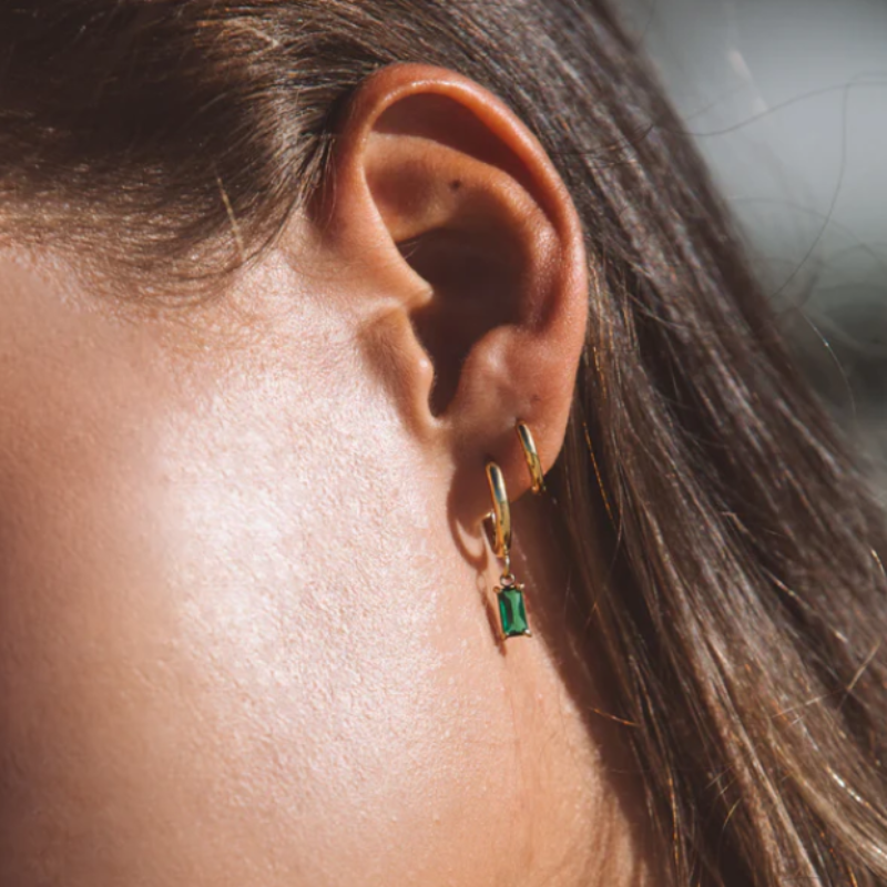 Boucle d'Oreille en Hoop avec Zircon Émeraude Plaquée Or