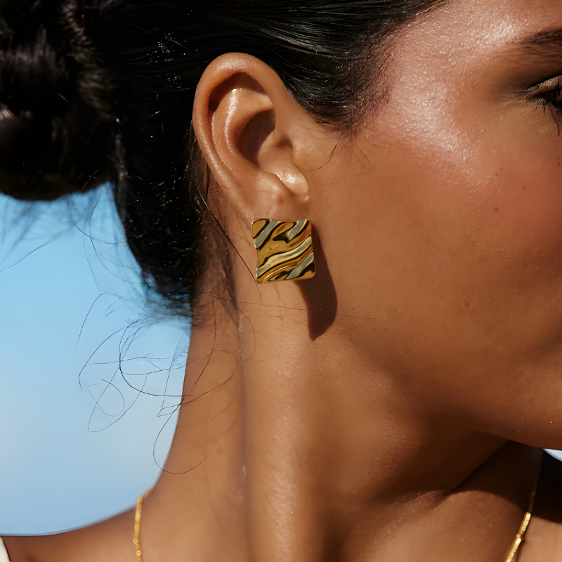Boucles d'Oreilles Stud Carrées Plissées