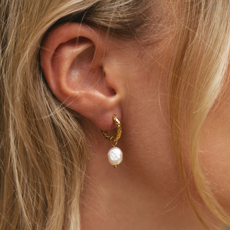 Boucles d'Oreilles Huggie en Hoops avec Perles Plaquées Or