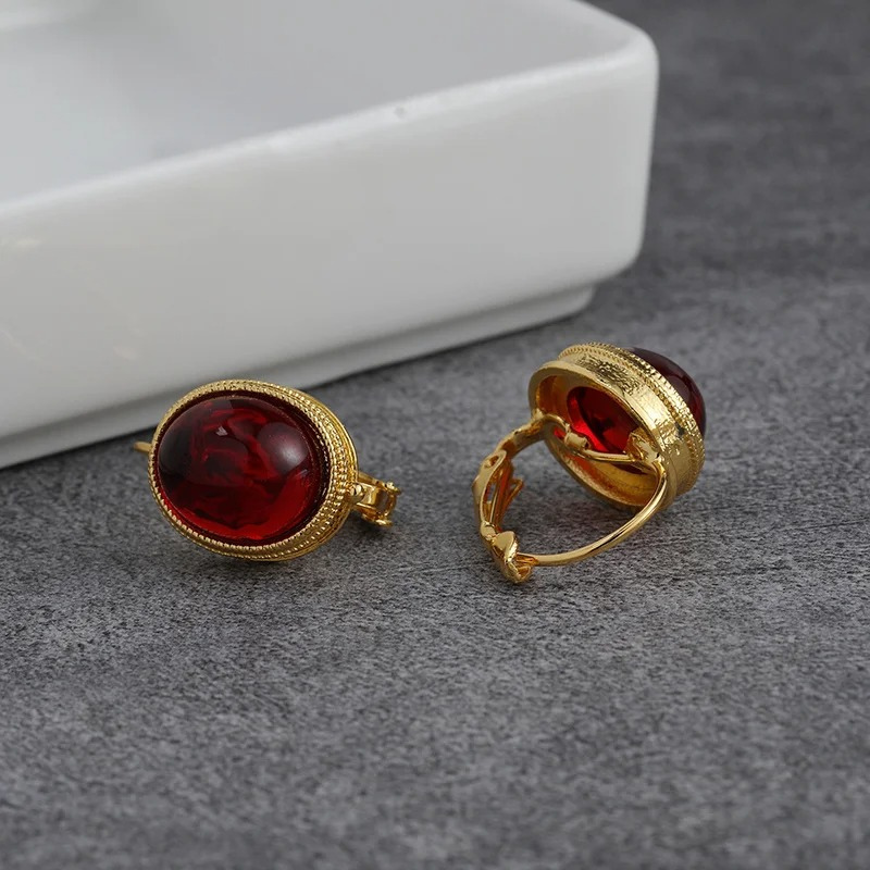 Boucles d'oreilles à clip en plaqué or avec pierres rouges