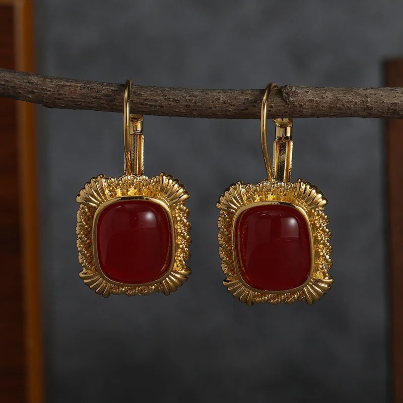 Boucles d'oreilles vintage dorées avec pierre précieuse rouge plaqué or