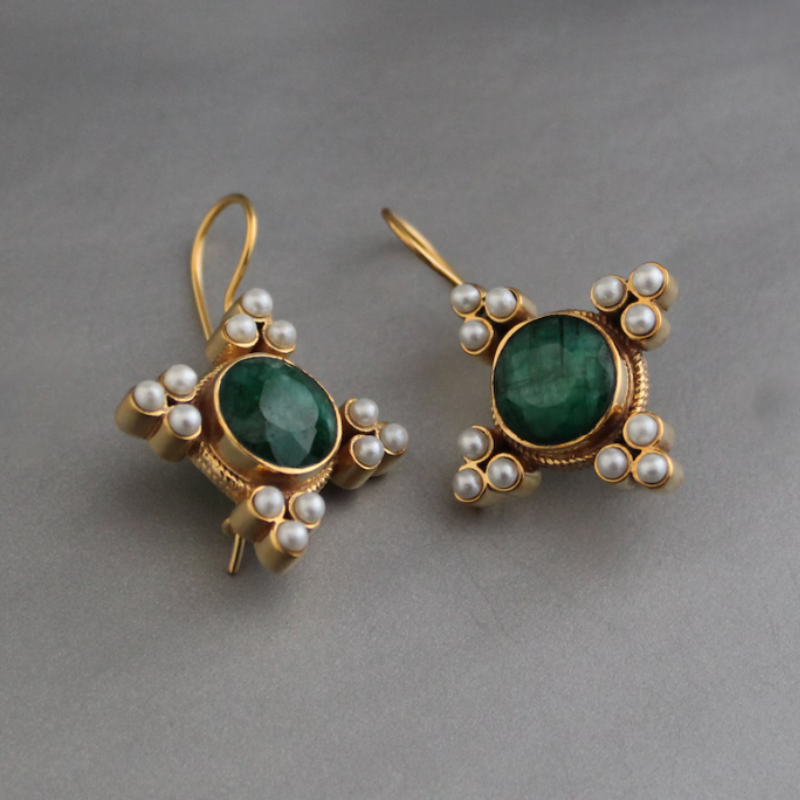 Boucles d'oreilles gouttes vintage avec perles et pierre verte plaqué or