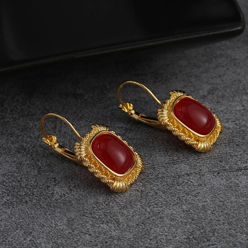 Boucles d'oreilles vintage dorées avec pierre précieuse rouge plaqué or