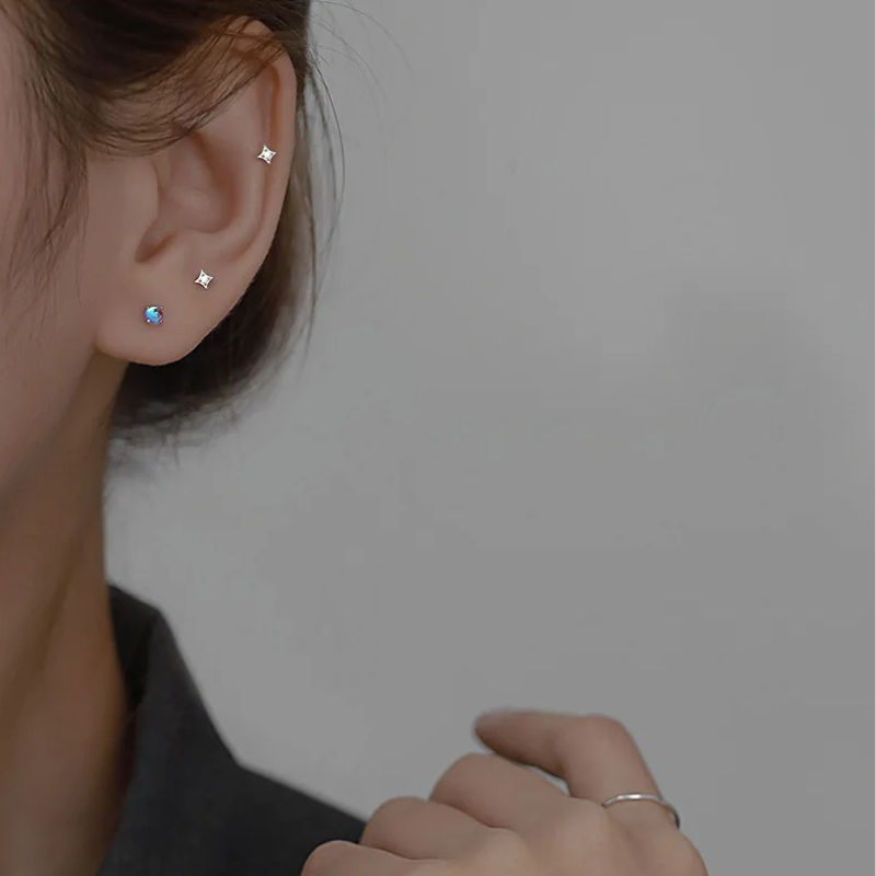 Boucles d'Oreilles Mini Stud en Pierre de Lune Élégantes