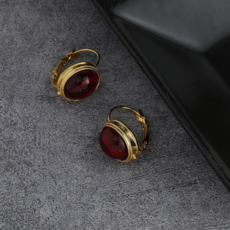 Boucles d'oreilles à clip en plaqué or avec pierres rouges
