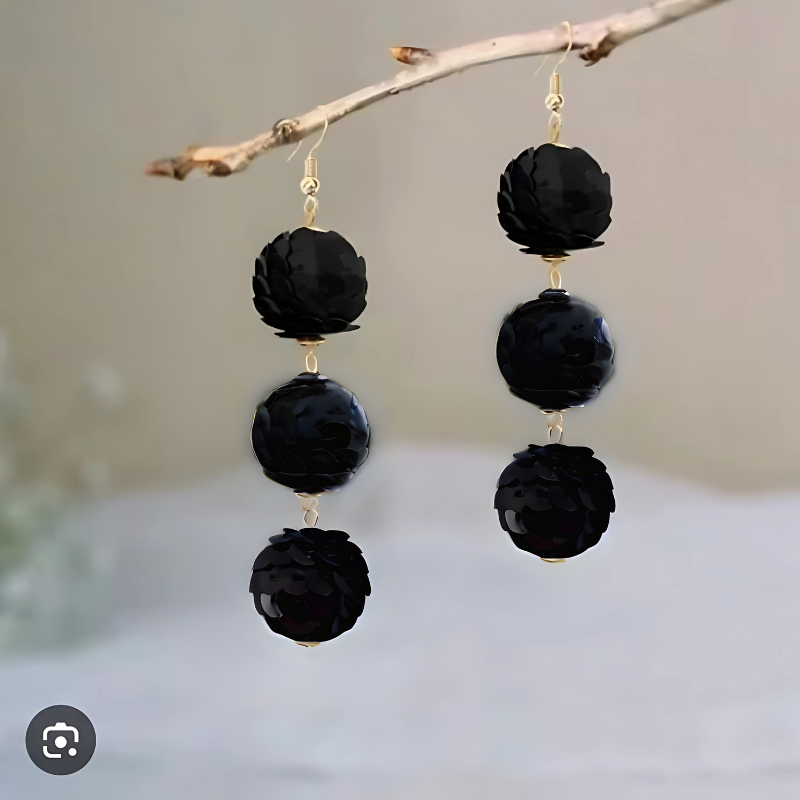 Boucles d'oreilles gouttes trèfle avec accents de pierre plaqué or