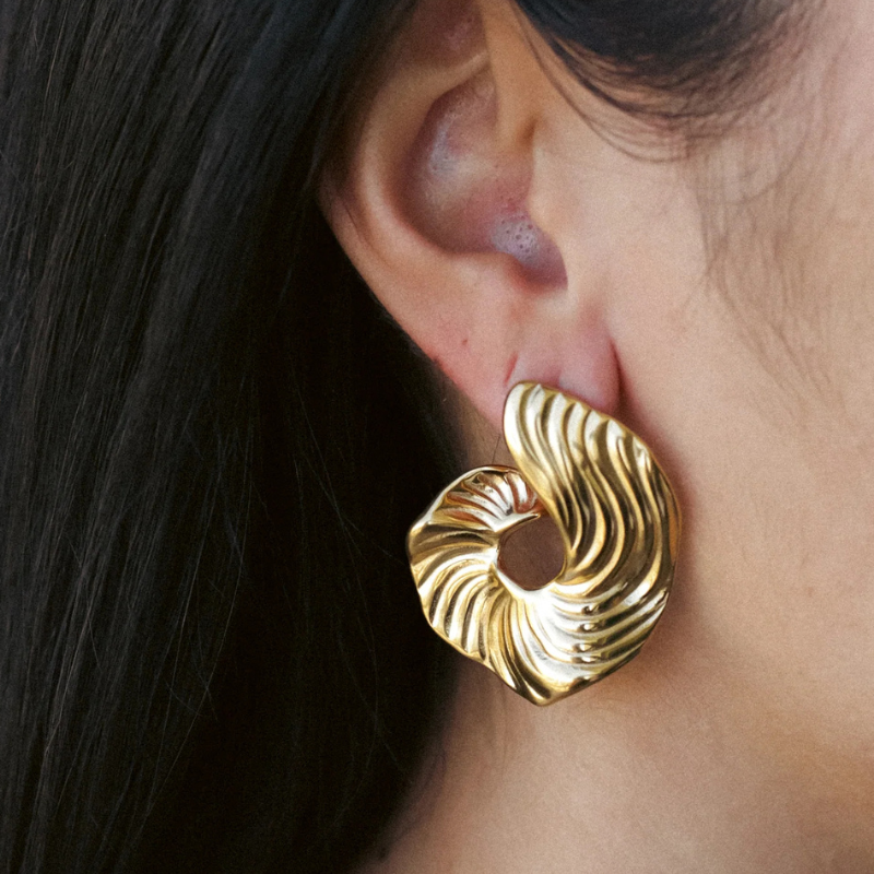 Boucles d'oreilles créoles swirl plaqué or