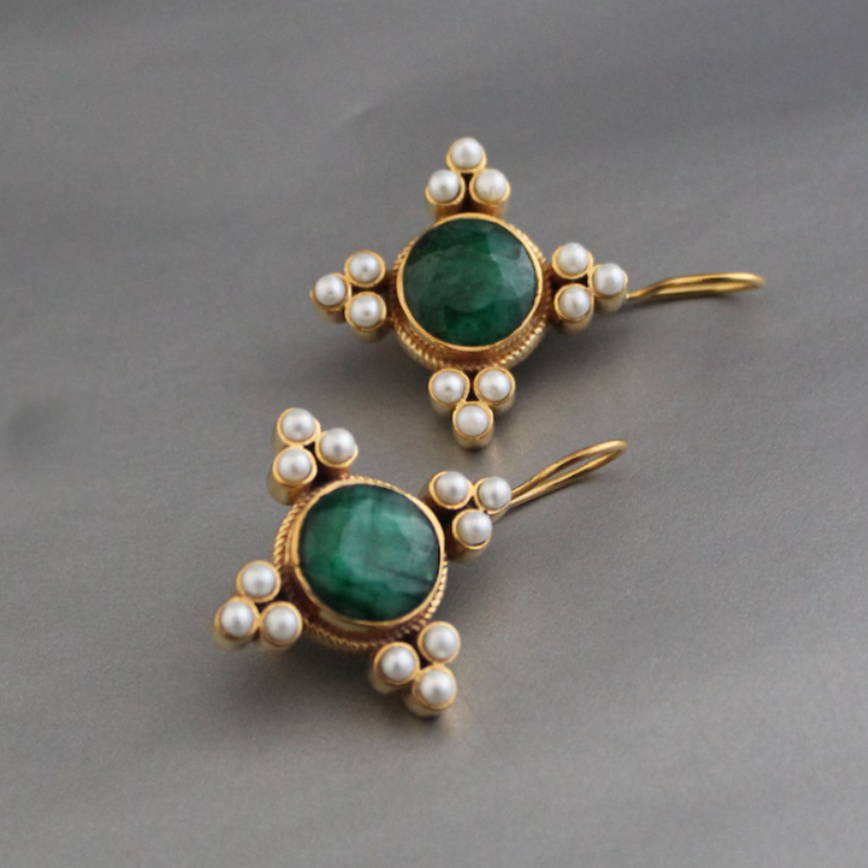 Boucles d'oreilles gouttes vintage avec perles et pierre verte plaqué or