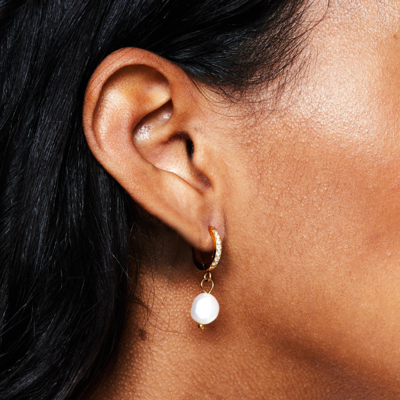 Boucles d'Oreilles Huggie en Hoops avec Perles Plaquées Or
