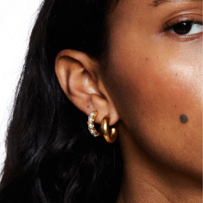 Boucles d'Oreilles Stud en Forme de C avec Perles Plaquées Or Élégantes