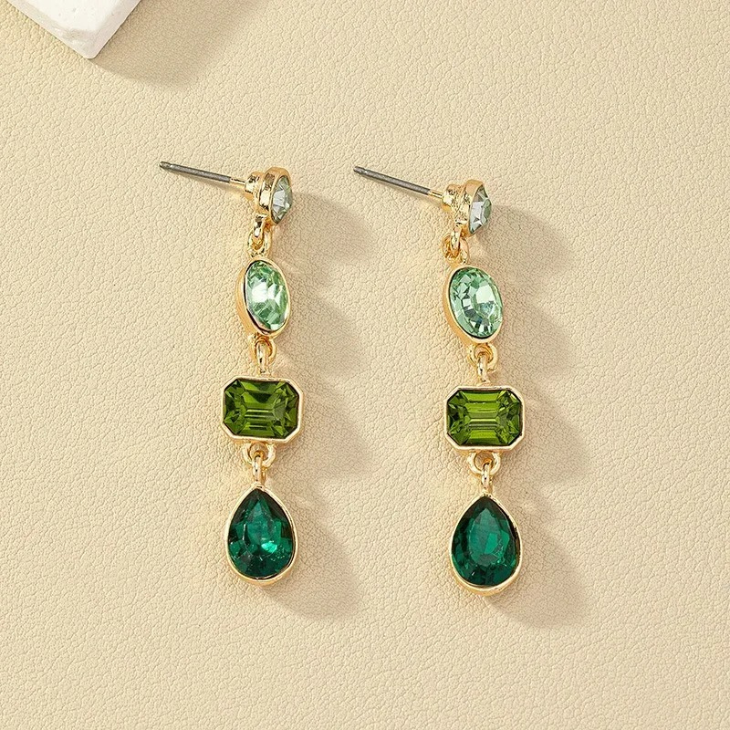 Boucles d'oreilles dorées avec cristaux verts plaqué or
