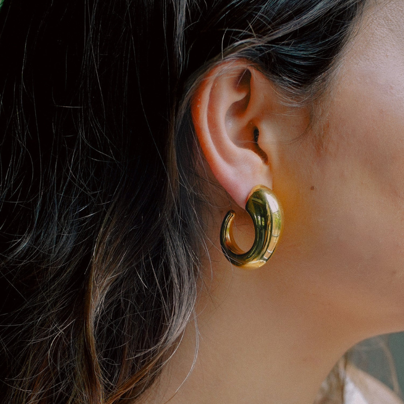 Boucles d'oreilles créoles sculptées avec plaqué or