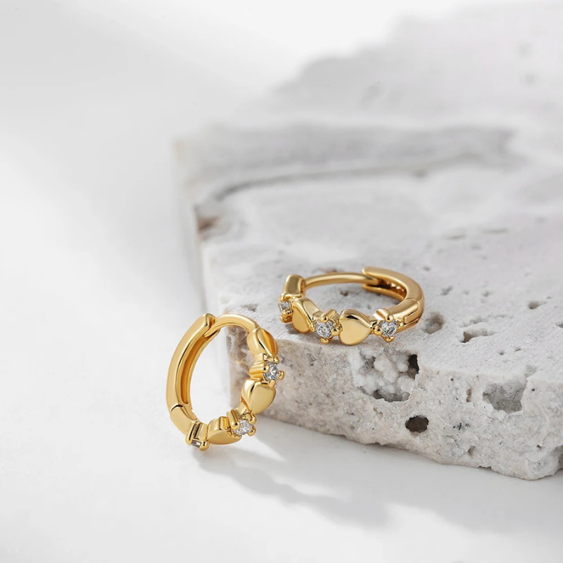 Boucles d'oreilles créoles élégantes avec zircon