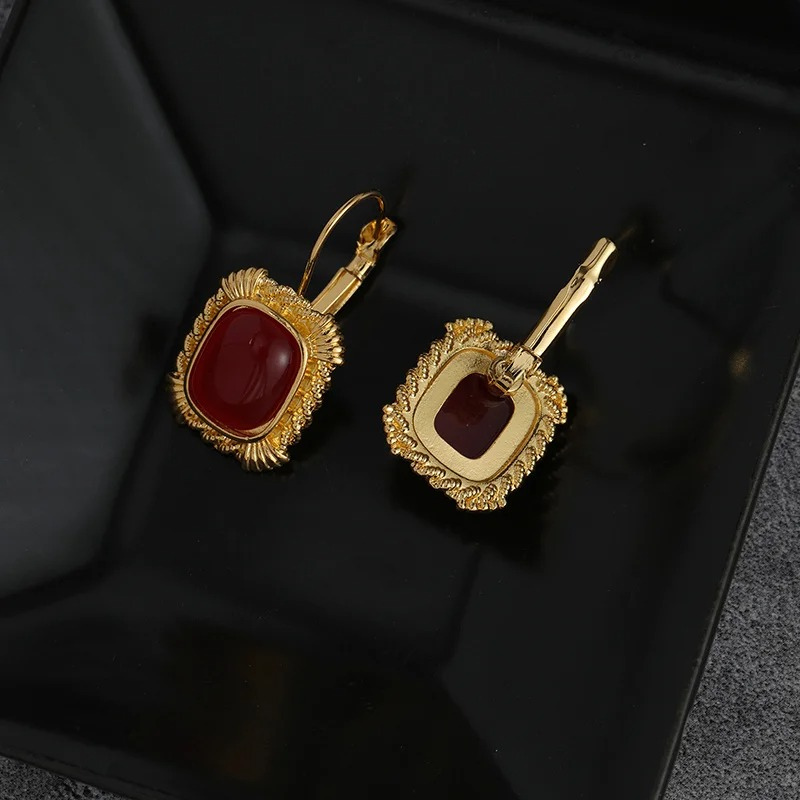 Boucles d'oreilles vintage dorées avec pierre précieuse rouge plaqué or