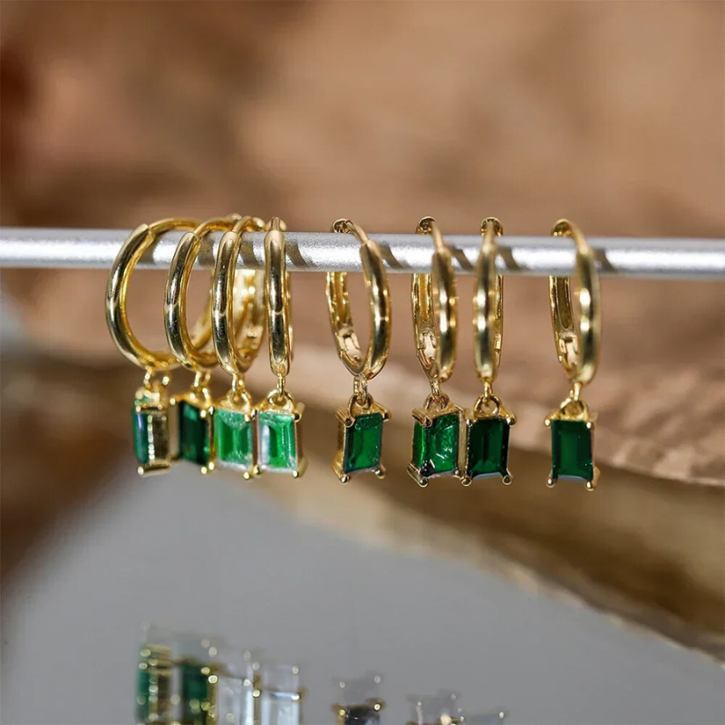 Boucle d'Oreille en Hoop avec Zircon Émeraude Plaquée Or