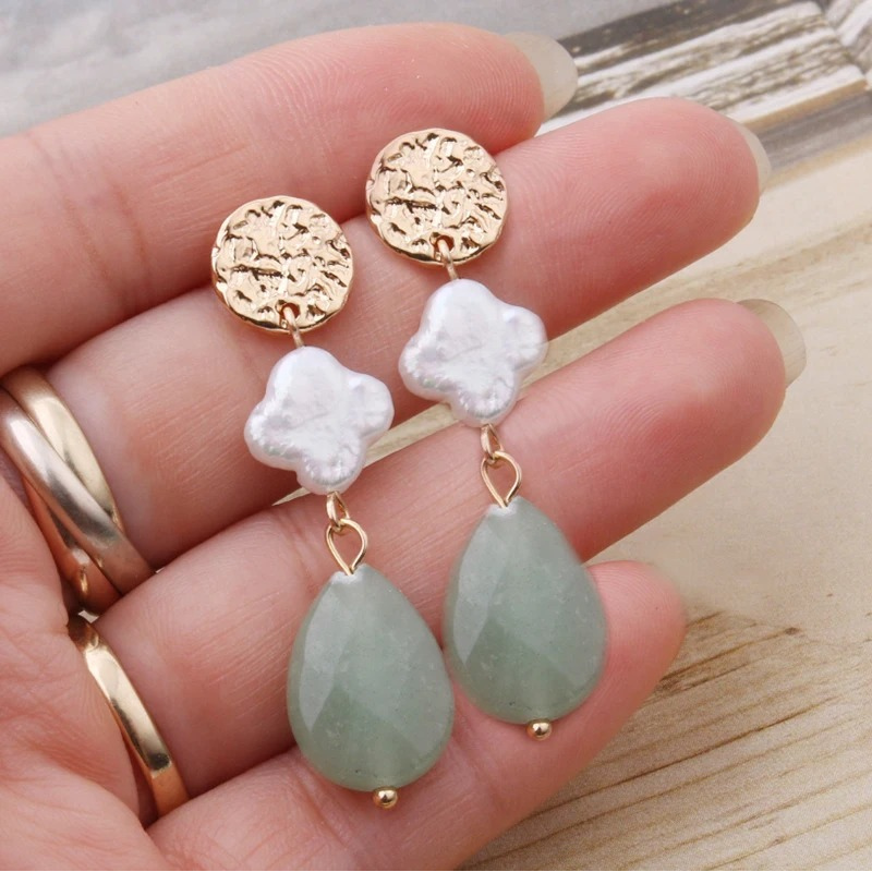 Boucles d'oreilles gouttes perles et pierres plaqué or
