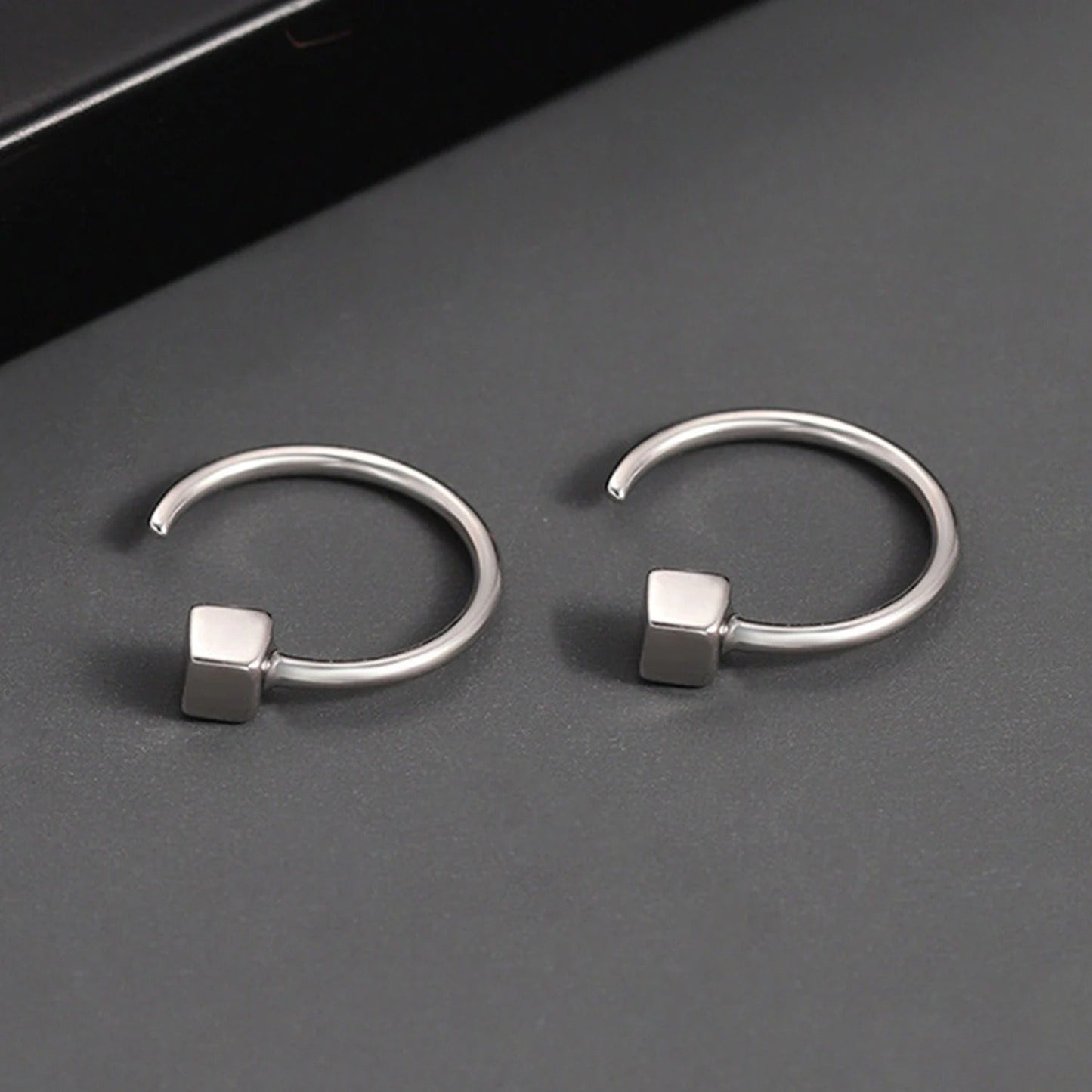 Clous d’oreilles géométriques en forme de U