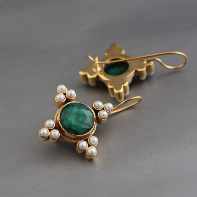 Boucles d'oreilles gouttes vintage avec perles et pierre verte plaqué or