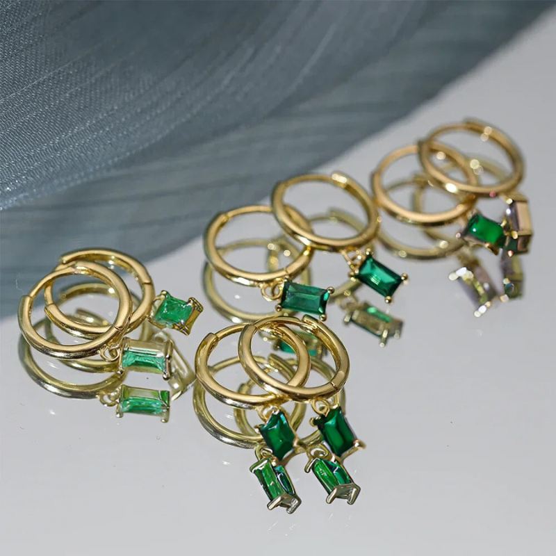 Boucle d'Oreille en Hoop avec Zircon Émeraude Plaquée Or