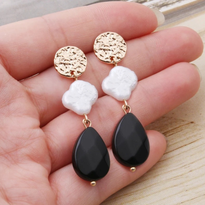 Boucles d'oreilles gouttes perles et pierres plaqué or