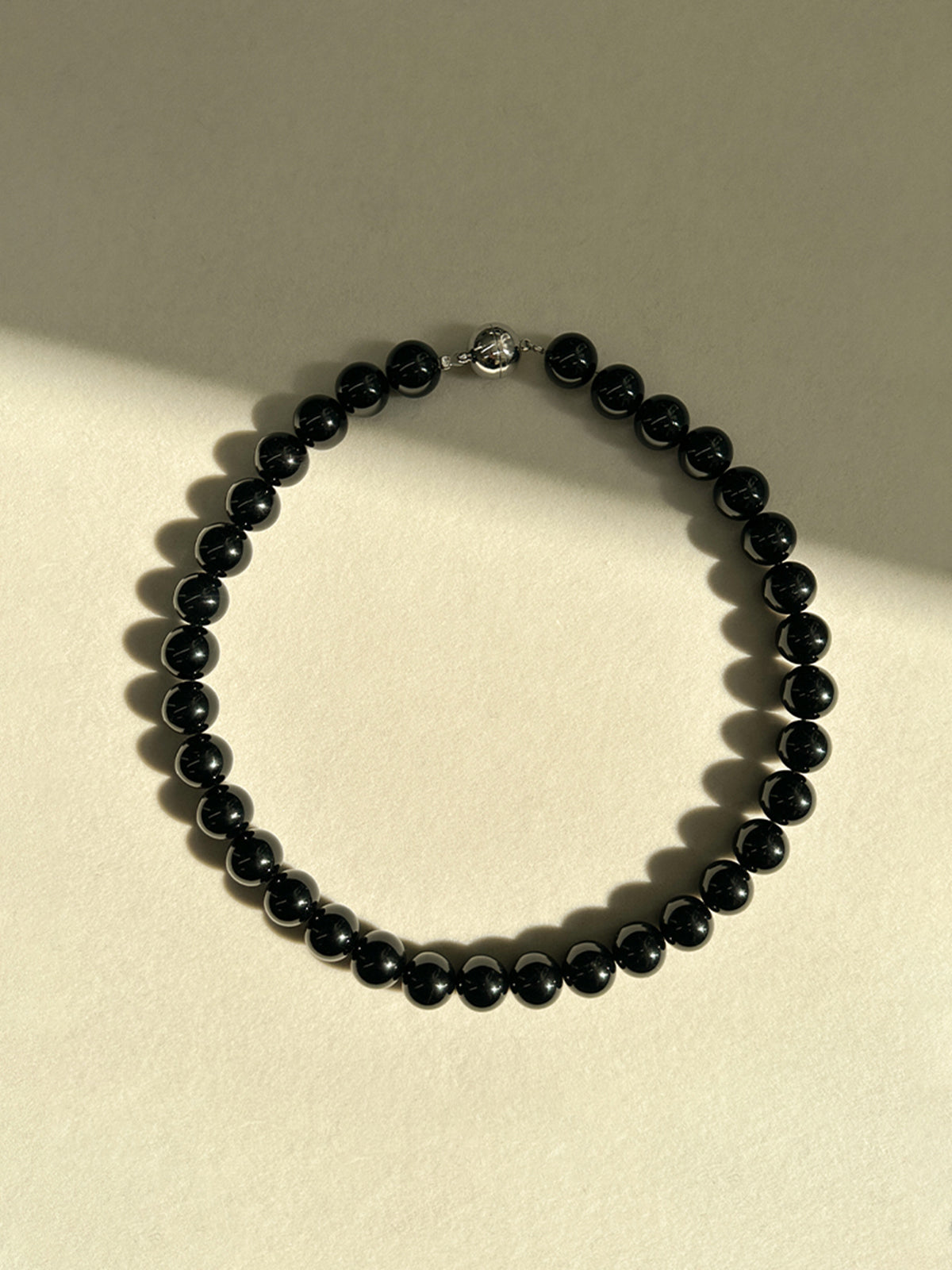 Collier perles noires plaqué or – Lise