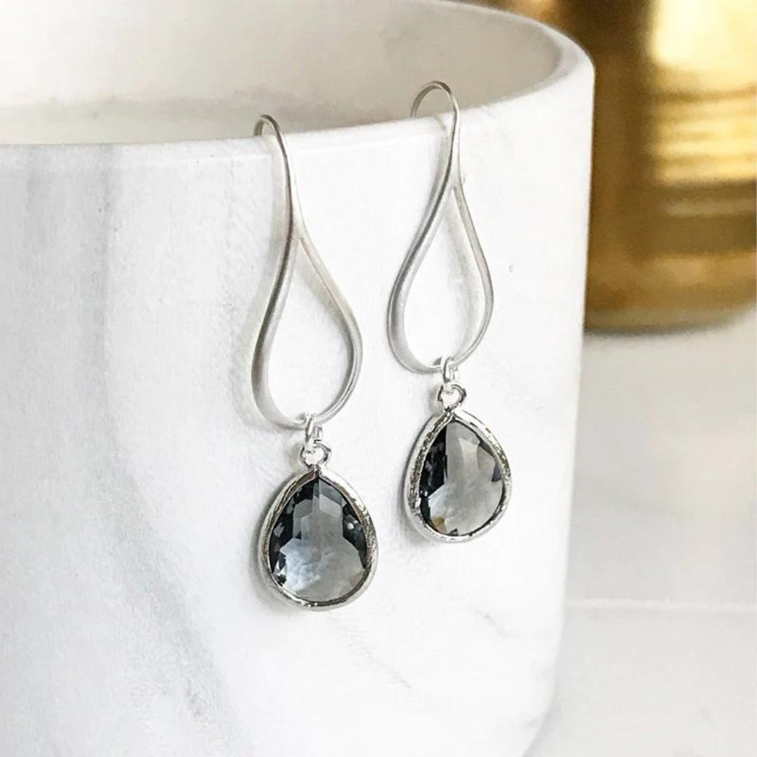 Boucles d’oreilles pendantes argent pierres goutte grise – Lise