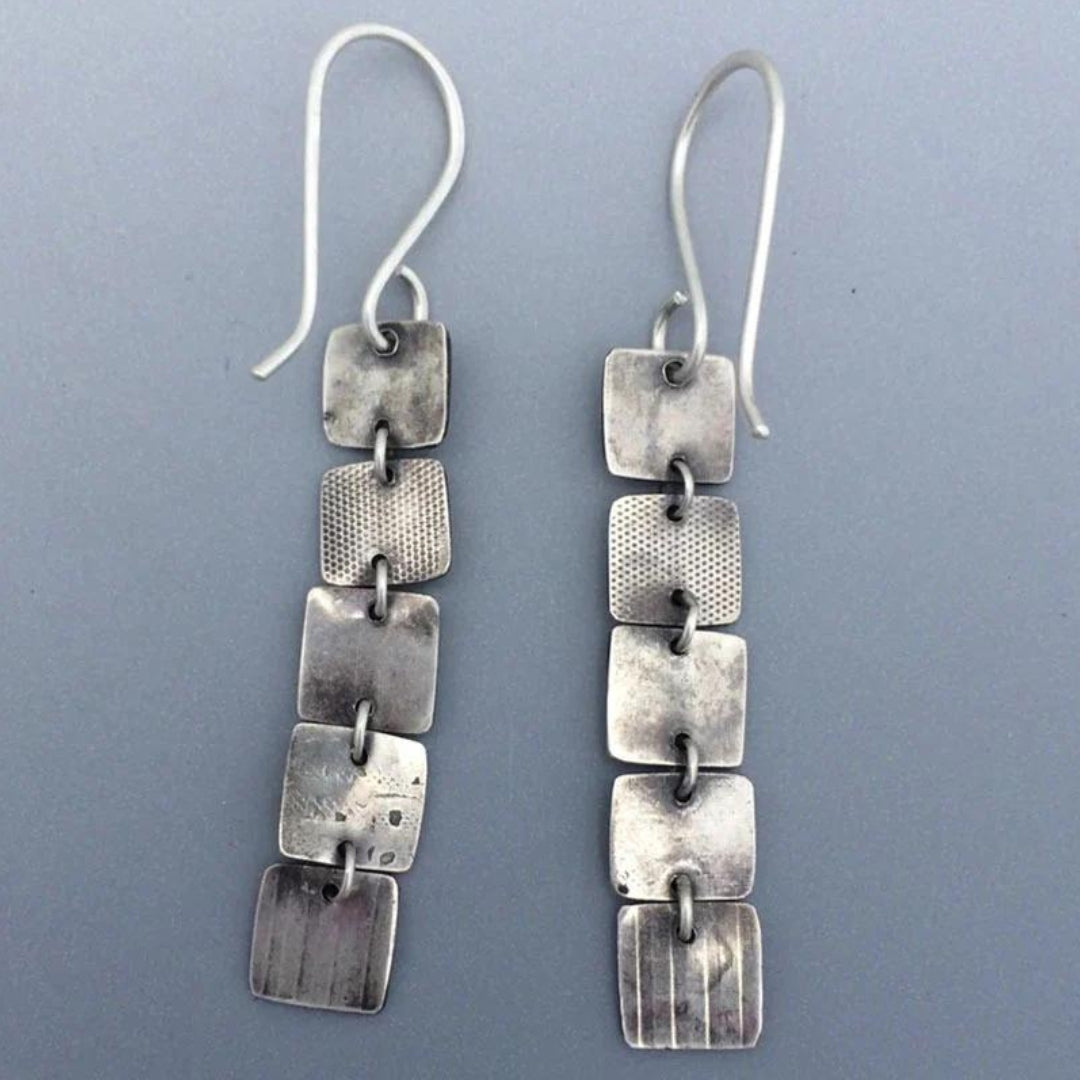 Boucles d’oreilles pendantes carrés texturés plaqué argent – Lila